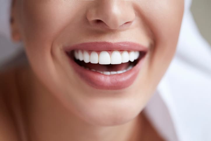 Unsichtbare Zahnspange oder Metallbrackets: Welche ist die richtige Wahl für Sie?