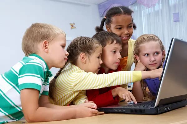 Wie man Kinder dazu ermutigt, Fragen zu stellen und neugierig zu bleiben