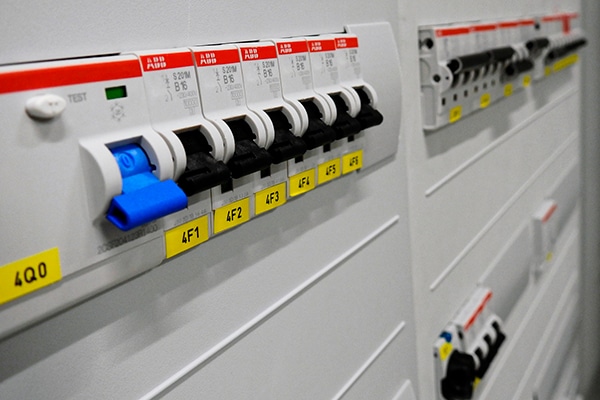 Welche elektrischen Anlagen und Betriebsmittel von der DGUV V3 Prüfung erfasst werden