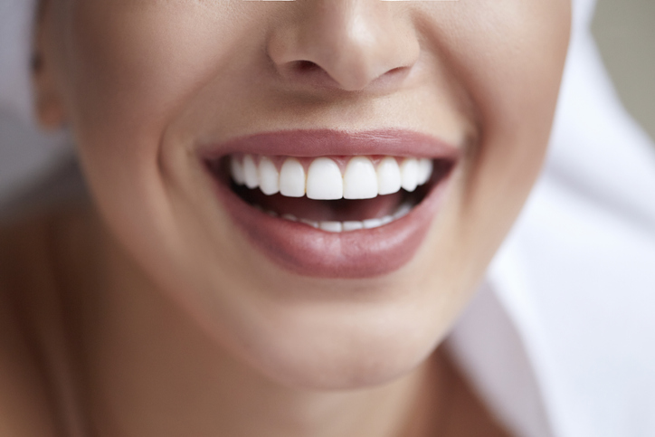Unsichtbare Zahnspange oder Metallbrackets: Welche ist die richtige Wahl für Sie?