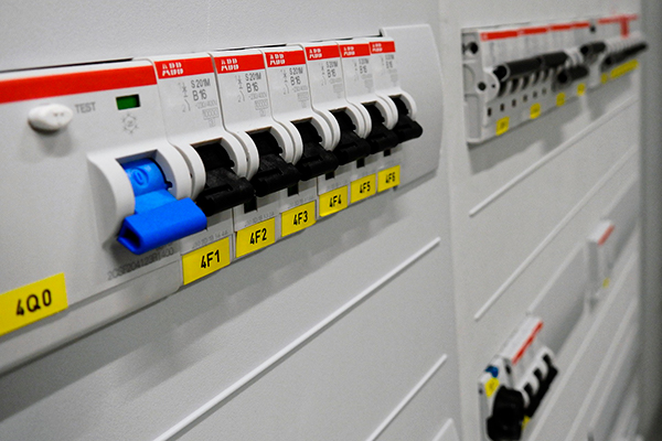 Welche elektrischen Anlagen und Betriebsmittel von der DGUV V3 Prüfung erfasst werden